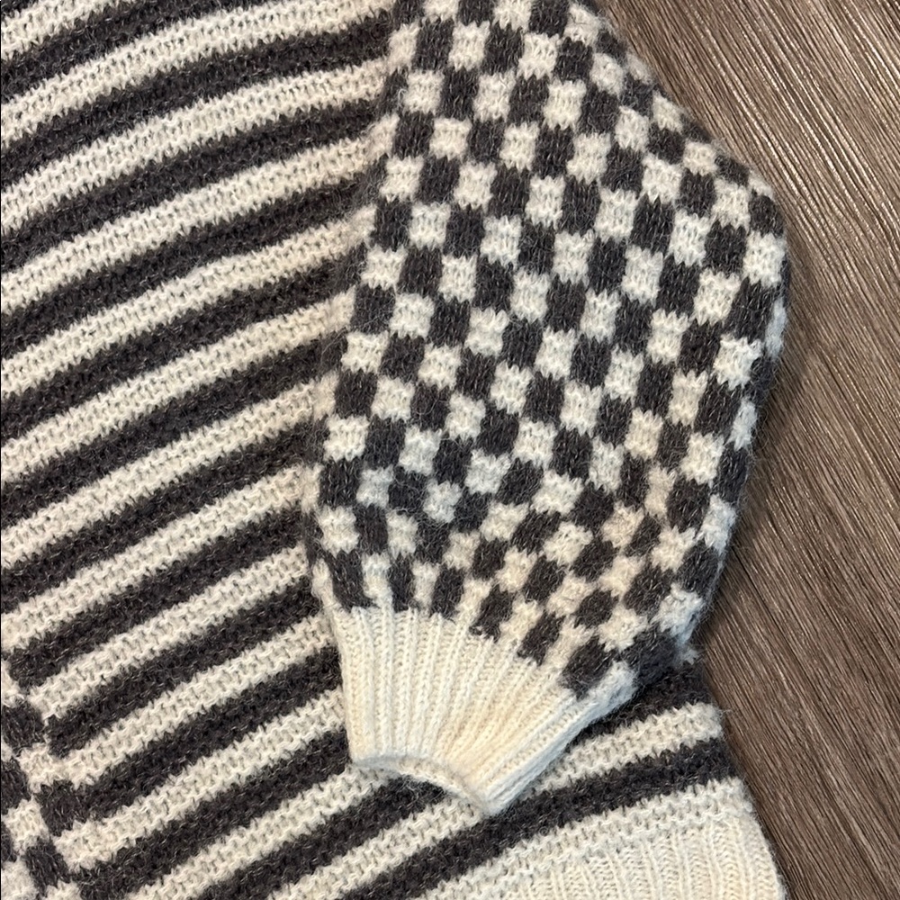 Altar’d State Gray and White Checkered Sweater - Picture 4 of 6